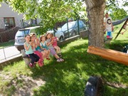 Společné odpoledne rodičů a dětí - natírání popelnic